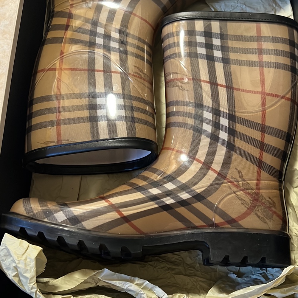 Rain boots Burberry size 9
